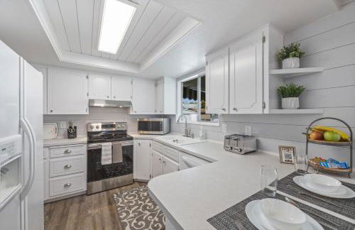 KING BED/Fresh Home/Seperate Big Screen Rooms/Park - Photo 9