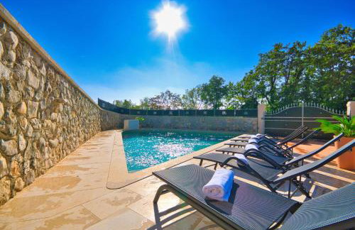 Gorgeous Pool Villa with a fenced garden - Photo 7