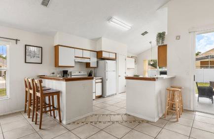 Upstay 3BR Family-Friendly Stylish Retreat w Patio - Foto 10