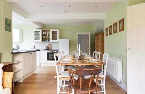 Spacious Coastal Family Home Sleeps 8 - Photo 9