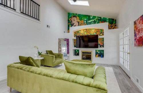 Pop Art Oasis with Karaoke Mini Golf Hot Tub and Pool - Photo 9