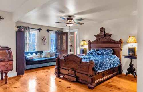 Hot Tub and Large Yard Elegant Deansboro Getaway - Foto 18