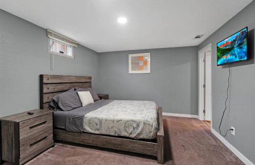 Arvada Retreat + 6 BD + Movie Theater - Photo 31