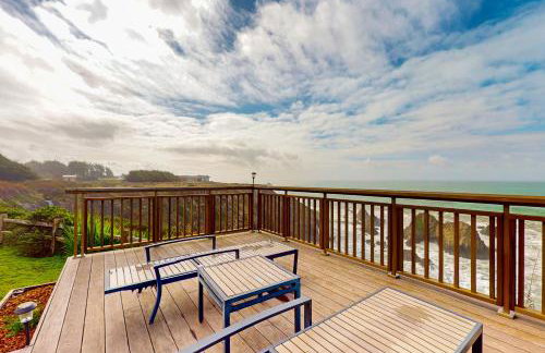 Oceanfront Elk Cottage - Deck Views & 7 Acres - Foto 3