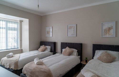 Spacious 15 Guest Home With 9 Beds in Shirley - Photo 35