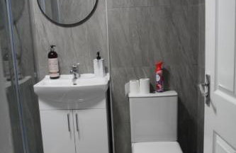 Comfy 2-bedroom Flat with Private Parking - Foto 6