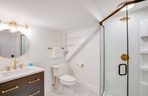 Beautifully Renovated Home Corner of ND and Angela - Foto 13