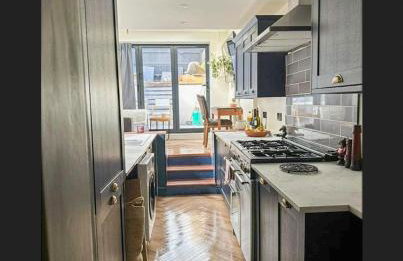 Spacious House In Guildford - Photo 10
