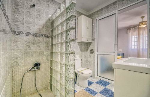 Charming Townhouse in El Faro, Spain, Studding Sea View & Community Pool - Foto 21