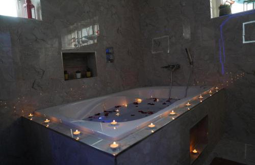 2 Bed Flat - Sleeps 4 - Jacuzzi Bath - Parking - Photo 26