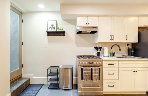 Private Garage Parking and King Bed - Walk to Metro - Foto 6