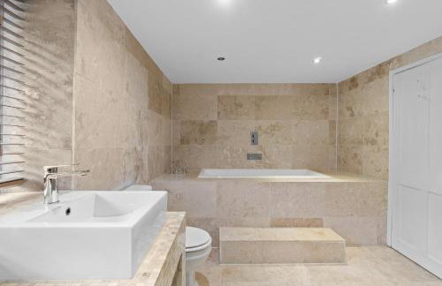 NEW 2024 Modern Luxury Holiday Home on the Beach in Devon - Free Parking, Pets Welcome, Sleeps 10 - Foto 11