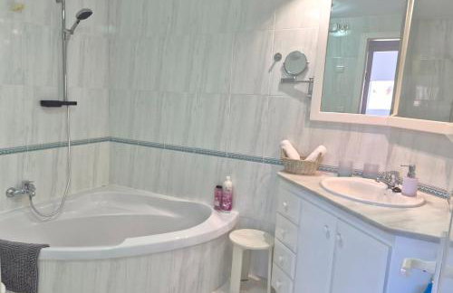 Estupendo apartamento en primera línea de playa y con vistas al mar - Foto 26