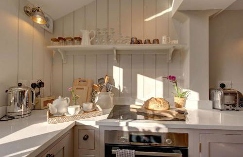 The Flints - Photo 4