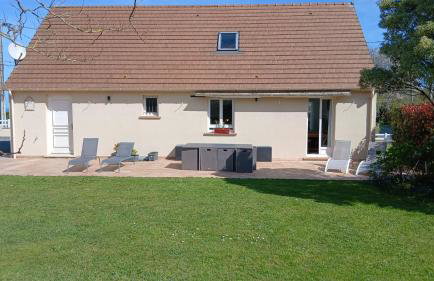 Saint Ho Mer Maison lumineuse vue mer 8 pers 4 chambres 2 sdb 2 WC étage rénové en 2025 belle terrasse grand jardin clos parking 8 mn à pied petite plage grand jardin près de Port en Bessin, Bayeux et plage Omaha beach - Foto 30