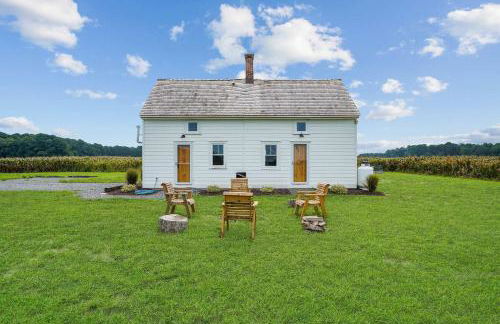 Charming 2BR with Fire Pit on Farm - 10 Min to Wharf - Foto 3