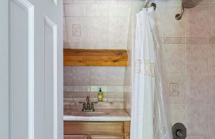 PoolHot Tub Firepit Near Hikes Shops Dining Cragswood Lodge by AvantStay - Foto 25