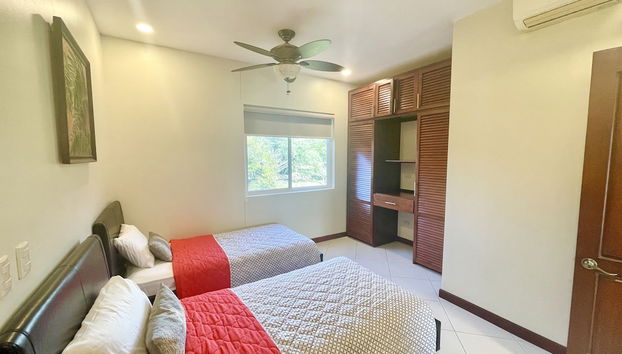 La Torre: Poolside Condo with Scenic Views by RedAwning - Foto 4, Habitación