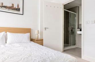 Stylish & Comfortable Top-Floor Flat in Harrow - Photo 26