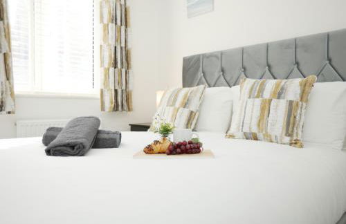 Gregor Place Modern four Bedroom House in Calne with Private Parking, perfect for teams or families staying in the area, Long stays welcome - Photo 35