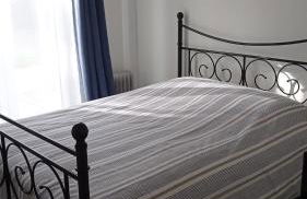 Maison avec jardinet dans un cadre verdoyant - Photo 2