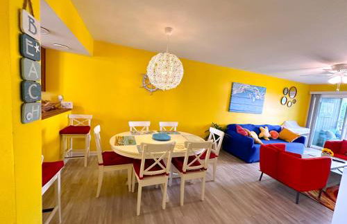 Stylish 2BR Condo Near Beach, Large Pool & Patio, Pet Friendly - Foto 6