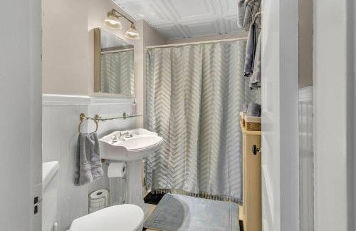 Classic West Hartford Center Apartment - Foto 19