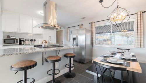 Light-filled retreat w hot tub & firepit - Foto 4