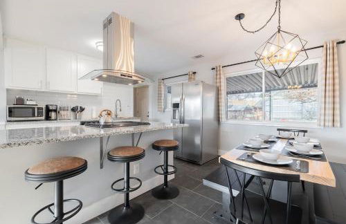 Light-filled retreat w hot tub & firepit - Foto 4