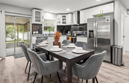 Adventure Awaits in Tampa Bay with Beautiful Decor 4BR with Backyard Oasis Near Busch Gardens & Adventure Island - Foto 23