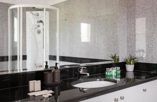 Eretria Luxurious Seafront Villa - Photo 30