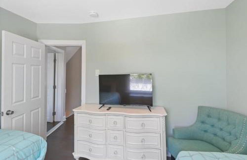 Dazzling Bungalow within 2 Blocks of Beach - Foto 28