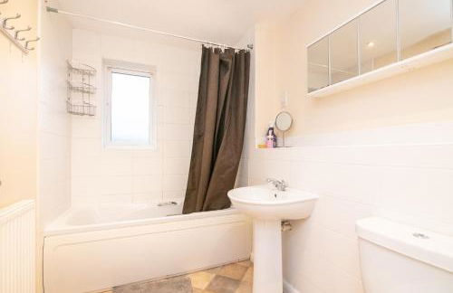 6 bed house with free secure parking & 3 bathrooms - Photo 10