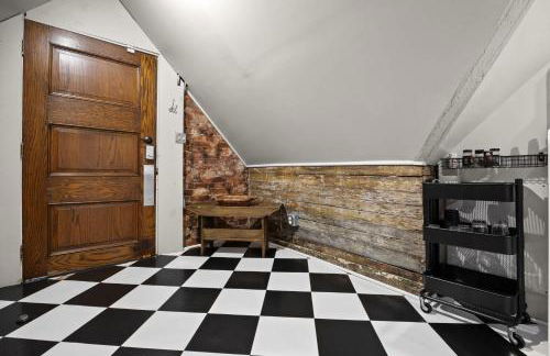 Cozy Top-Floor Retreat in the Heart of Louisville - Photo 37