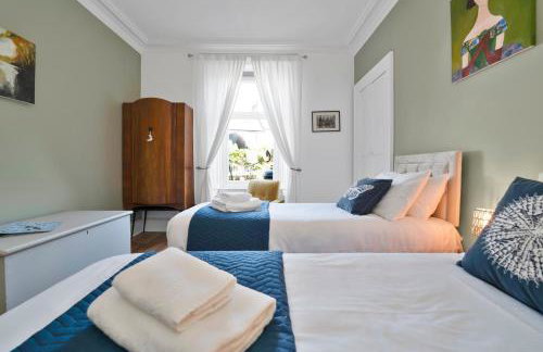 Cozy with Character Vibrant Cottage Style Flat at Leith Links Park - Photo 3
