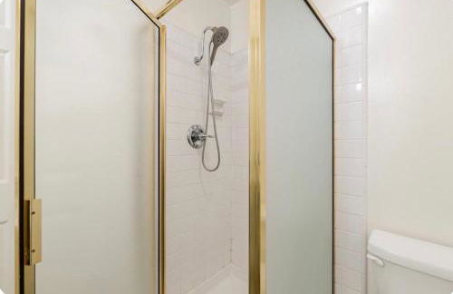 Spacious and Exclusive Oasis 6BR 3BA - Photo 27