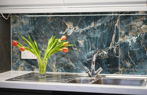 Modern 3 Bedroom House with Garden and Free Parking Long Stay Friendly - Foto 4