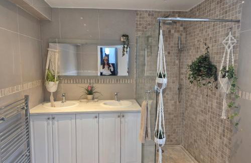 Bright 4 double bedroom victorian house - Photo 6