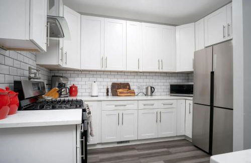 Beautiful 4 Bedroom House Near Downtown Columbus with Garage Parking and Backyard - Foto 1