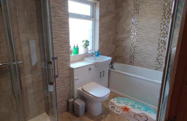 3 Bedrooms, PARKING 3 cars, GARDEN, Wi-fi, CONTRACTOR STAY, close to the Beach, Shops, Hospital, Airport - Foto 15