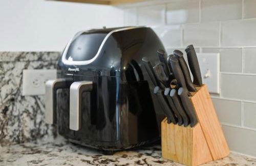 Entire home in prime Raleigh with community pool, dog park and golf course - Photo 10