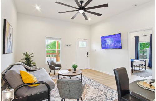 3BR-2BA Cityscape Haven with Panoramic Tower View - Foto 8