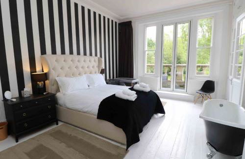 Perfect Retreat in Luxury & Historical Manor House - Photo 6