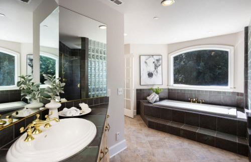 Cascadia Family Mansion, Hot Tub, Game Room, Gym! - Foto 29