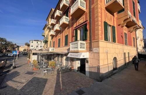 WELCOME RIVIERA - AL CASTELLO-VISTA MARE -ROMANTICO e CENTRALE a 20 METRI DAL MARE-toll parking at 15 euro per day to be booked in advance -subject to availability - Foto 25