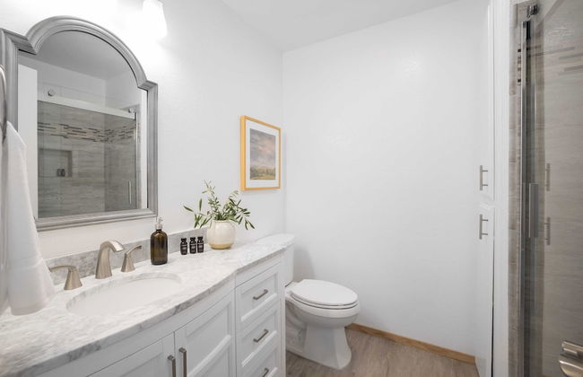 Black Oak by Avantstay Modern & Chic Santa Rosa Hideaway With Pool Table, & Fire Pit - Photo 3