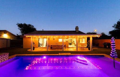 Spacious Yard, Sparkling Pool & Spa, Firepit, 9beds! - Photo 13