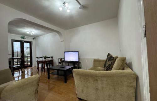 4 Beds House for Families & Contractors with Free Parking - Photo 21