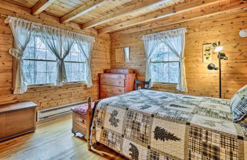 Andover Cabin Retreat with Hot Tub and Fireplace! - Foto 11