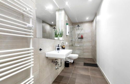 Exklusives Studio - Zentral Innenstadtlage - Kostenloser Parkplatz - Aufzug - Modern für bis zu 4 Personen - Smart Home - Foto 9